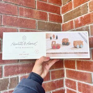 TARGET HEARTH & HAND WITH MAGNOLIA TOY CAR SET